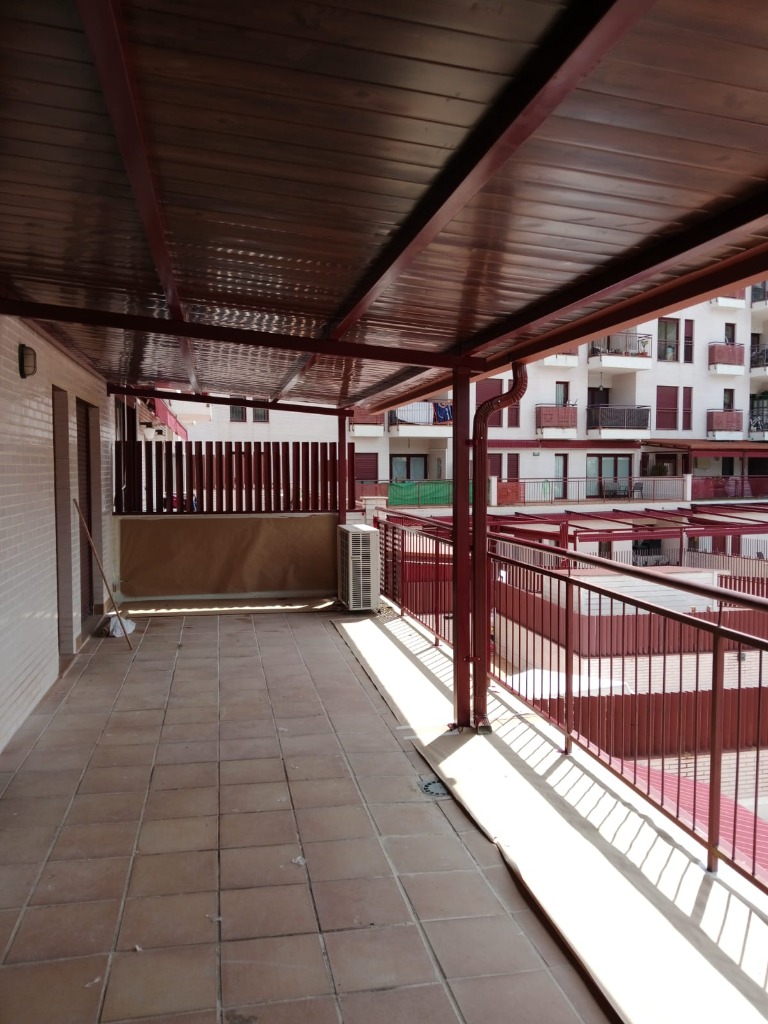 Pérgola metálica con cubierta en Molina de Segura por RELLAMUR SL.